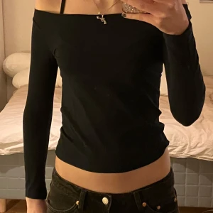 Långärmad tröja - En mörkblå långärmad tröja som jag har klippt av för att den ska bli off-shoulder 💕