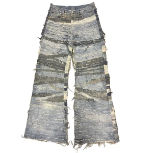 Custom baggy distressed jeans  - Köp ett unikt par handsydda av mig. Ca 25+ timmars arbete.  Äkta hantverk. Byxorna har en baggy passform med en slight Flare.  Två lager av denimtyg ger byxorna tyngd. Storlek W30 och L32-34. DM för mått, bilder och frågor. 