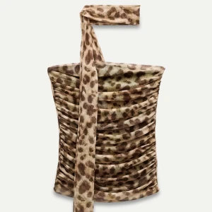 Leopardtopp från Zara - Superfin leopardtopp från Zara med snörning runt halsen. Storlek M men passar mig som är S/XS. Slutsåld på Zara. 