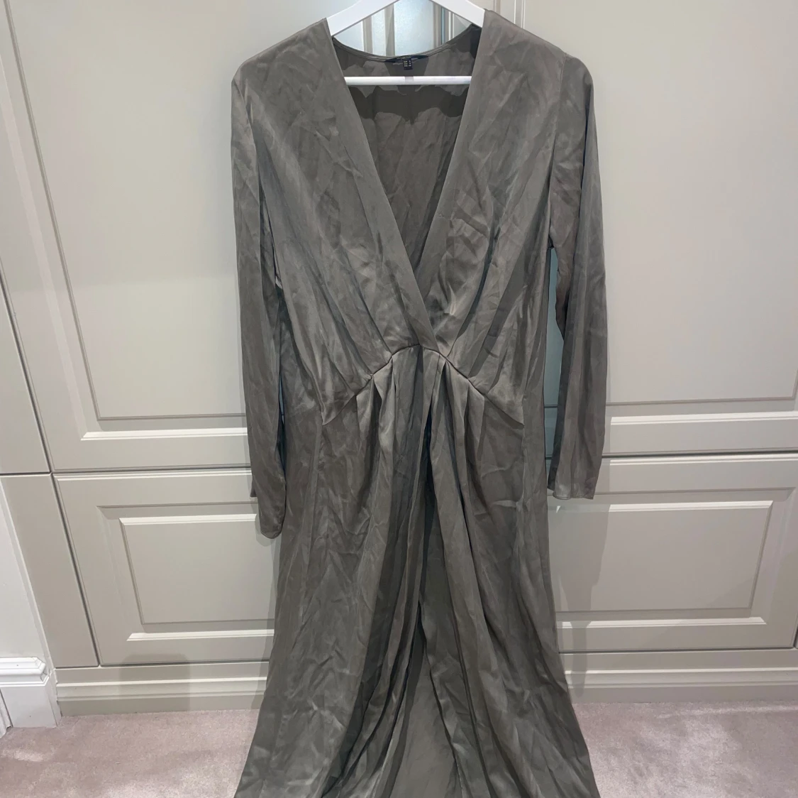 Mörkgrön midiklänning från Massimo Dutti