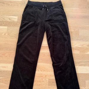 Svarta mjukisbyxor  - Säljer ett par svarta mjukisbyxor med snörning i midjan. Byxorna har fickor fram och bak. Juicy Couture, nypris 1200 säljer för 600. Pris kan diskuteras 