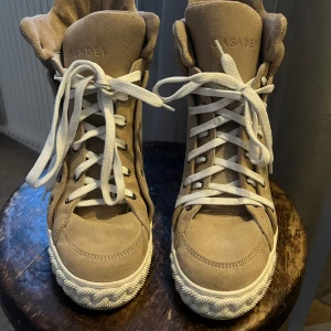 Casadei skor - Äkta jättefina casadei skor, fint skick knappast använda, inga skador på mockan! Kan knytas på olika sätt två olika sätt är på bilen, kan gå ner i pris💕 skriv för mer ℹ️ 