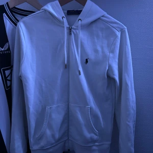 Ralph lauren zip hoodie  - Ralph lauren zip. Har några defekter på höger arm 