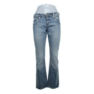 Lee jeans - low waist bootcut jeans ifrån lee!! storlek 30/32 men passar mig som vanligtvis har ca 27/32❤️ 