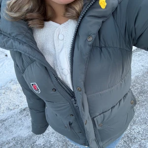 Grå Fjällräven Expedition Down Jacket - Säljer min jätte fina gråa fjällräven jacka då den är för tajt 🩶sitter perfekt i längden på mig som är 170cm 🩶köpt förra vintern och är sparsamt använd och har inga defekter 🩶priset går absolut att diskutera