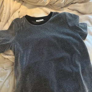 Glittrig topp från Pieces - Fin glittrig T-shirt med lite genomskinligt tyg! Perfekt för att både klä upp o klä ner!🩶