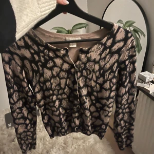 Svart och beige mönstrad tröja - Trendig svart och beige tröja. Perfekt för att ha på vardag eller vid lite finare tillfällen. Tröjan är croppad och har långa ärmar, den passar att ha under både höst och vår!!!💕💕