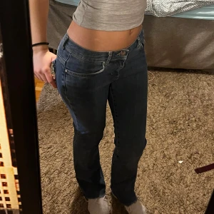 Blå jeansbyxor - Snygga blå jeansbyxor ifrån BikBok, hade klippt dom länge sen så nu är de för korta, men passar nog någon som är 160 och kortare. Storleken är: W24 L32