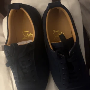 Mörkblå sneakers från Christian Louboutin - Mörkblå Christian Louboutin skor helt nya aldrig använda, säljer pågrund av att dem inte passar mig. Tar även trades, Box ingår om du betalar extra. Storlek 43 men passar även 42, 44