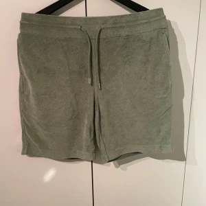 Gröna frottéshorts från GANT - Snygga gröna shorts i frotté från GANT, matchande till frotté piken, grymt skick 😀