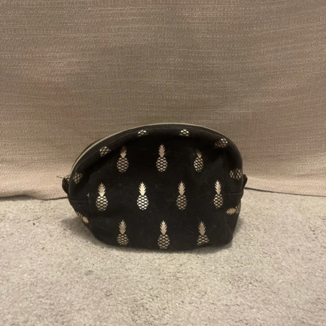 Svart necessär med ananasmönster - 90