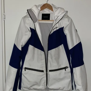 Peak performance skidjacka - Säljer min skidjacka från Peak Performance i strl. S.   Väldigt fint skick men något smutsig vid fickorna (se bild).   Fodrad, bra med fickor, varm