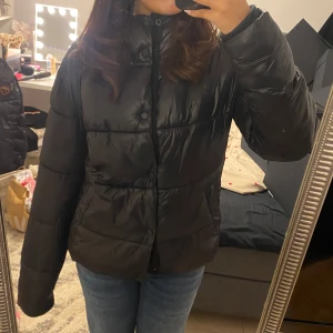 Superdry jacka - Superdry jacka, nästan helt ny men har legat i garderoben ett tag. Storlek M men stor i storleken❤️