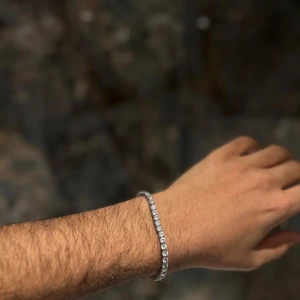 925 sterling silver tennis armband med kristaller - Elegant 925 silver armband prytt med gnistrande stenar. Perfekt för att ge en touch av glamour till vilken outfit som helst. Armbandet är smalt och stilrent, vilket gör det lätt att bära både till vardags och festligare tillfällen. Längd 18.5cm ej justerbart. 925 sterling silver tennis. Köpt i dubai