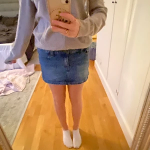 Blå jeanskjol - Snygg blå jeanskjol i kort modell med klassisk femficksdesign. Köpt från Sellpy, glömt priset men jag säljer för 35kr