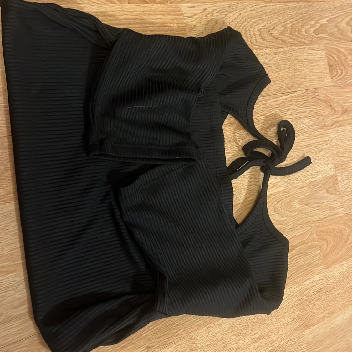 Svart ribbad topp med knytband - 91