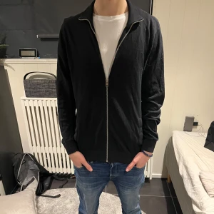 Tröja från Jack & Jones - Nytt pris, 499. Ett litet hål i kragen som inte syns alls när kragen är nervikt