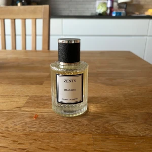 Zents Pharaoh Parfym (Nishane ani) - Elegant parfymflaska från Zents med doften Pharaoh. Den är en otroligt bra doft inspirerad av Nishane Ani, som ör en citronpaj men en del trä och vanilj med. Otroligt bra doft med helt sjuk prestanda, får upp till 10 h och otroligt bra projektion. 50ml från början ca 47 kvar:)