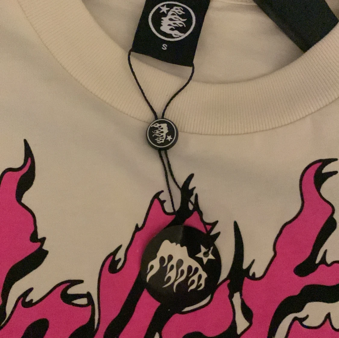 Vit t-shirt med tryck från Hellstar - 90