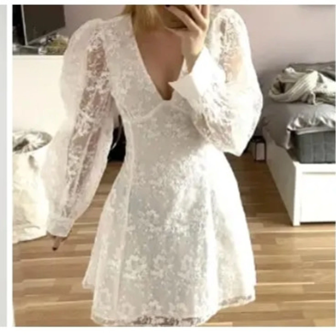 Vit spetsklänning med puffärmar NAKD - 90