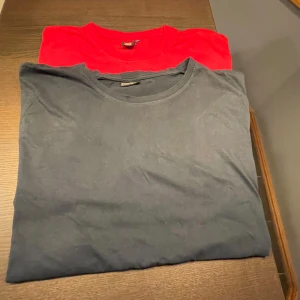 Svart och röd t-shirt från Infinity Man och ID Identity - Två t-shirts i storlek XXL. En svart från Infinity Man och en röd från ID Identity. Perfekta för en avslappnad stil.