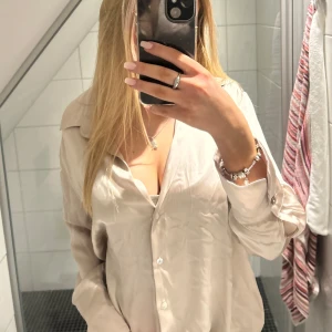 Beige blus från Zara - Säljer denna jättefina blus från Zara, använd fåtal gånger🥰🥰