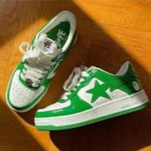 Bapesta gröna skor  - Snygga gröna och vita sneakers med stjärndetalj på sidan. Skorna har snörning och en bekväm sula. Perfekta för en sportig look.