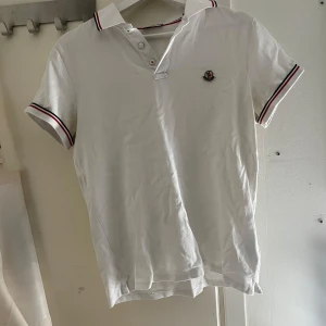 Vit pikétröja från Moncler - Säljer en stilren vit pikétröja från Moncler med klassisk krage och knappar. Full presentation förutom kvitto, köpt här på Plick o tröjan är riktigt fin || tröjan är M och modellen är 182 o väger 73 ish || 