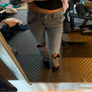 Grå bootcut jeans - Snygga grå bootcut jeans med en klassisk look. Perfekta för en avslappnad stil och passar till det mesta. De har en bekväm passform och är ett måste i garderoben. är i 158 men passar mig som oftast har xs