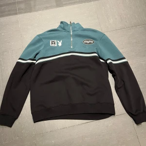 Tröja med Playboy märke  - Snygg halvzip tröja med Playboy märke, säljs då den inte används längre. Fint skick och är i storlek S men passar S/M! 