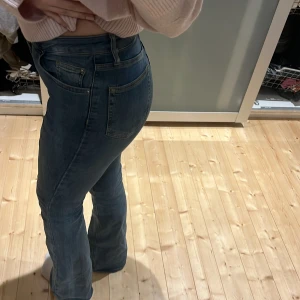 Ljusblåa jeans - Säljer ett par jätte fina jeans som är jätte stretchiga för 200kr! Säljer för att de inte kommer till användning. De sitter jätte bra och är ifrån Cubus! Är 166 och de är perfekt längd för mig. Står  ingen storlek? Men jag som har S/M passar de perlfet och de är jätte jätte och sköna stretchiga !