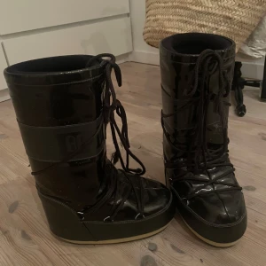Moon boots - Moon boots som är perfekta för skidsemestern eller kalla och snöiga vinterdagar. Färgen är svart och glansig istället för matt som de brukar vara. De är äkta!❤️ Köpta för ca 1700kr!