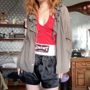 Brun/grön mjuk skjorta - Brun/grön mjuk och tunn skjorta med ryschad krage.  Längd: 68cm Bredd: 43cm Ärm: 63cm