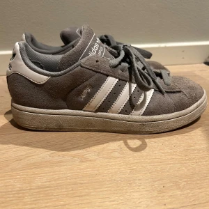 Adidas Campus stl 37 1/3 - Adidas campus i köpta i augusti. Sparsamt använda. Ljusgråa. 