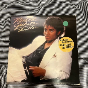 Thriller - Michael Jackson, vinyl/lp-skiva - Thriller - Michael Jackson, vinyl/lp-skiva i okej skick.  Den har en del repor som ibland påverkar låten P.Y.T (Pretty Young Thing) annars spelar den bra.