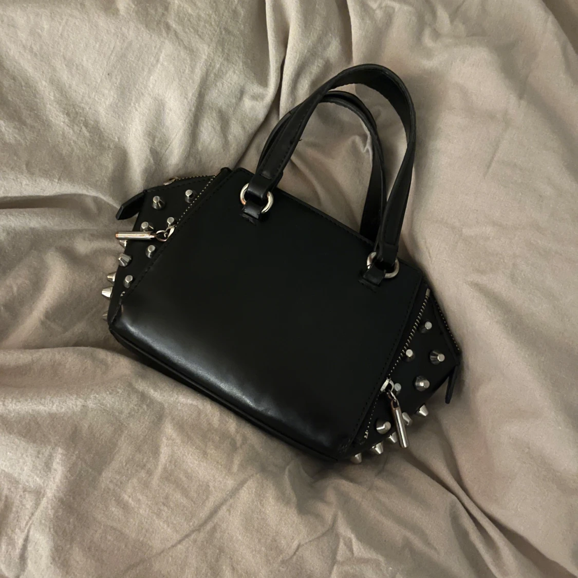 Svart handväska med nitar