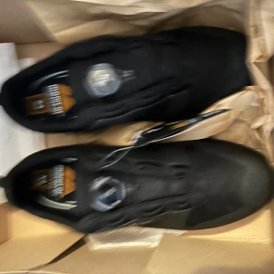 Svarta skor med BOA-snörning från Monitor - Säljer ett par svarta skor från Monitor med BOA-snörning för enkel justering. Skorna har en robust sula med bra grepp och är designade för komfort. Perfekta för dig som söker både stil och funktion. endast testad