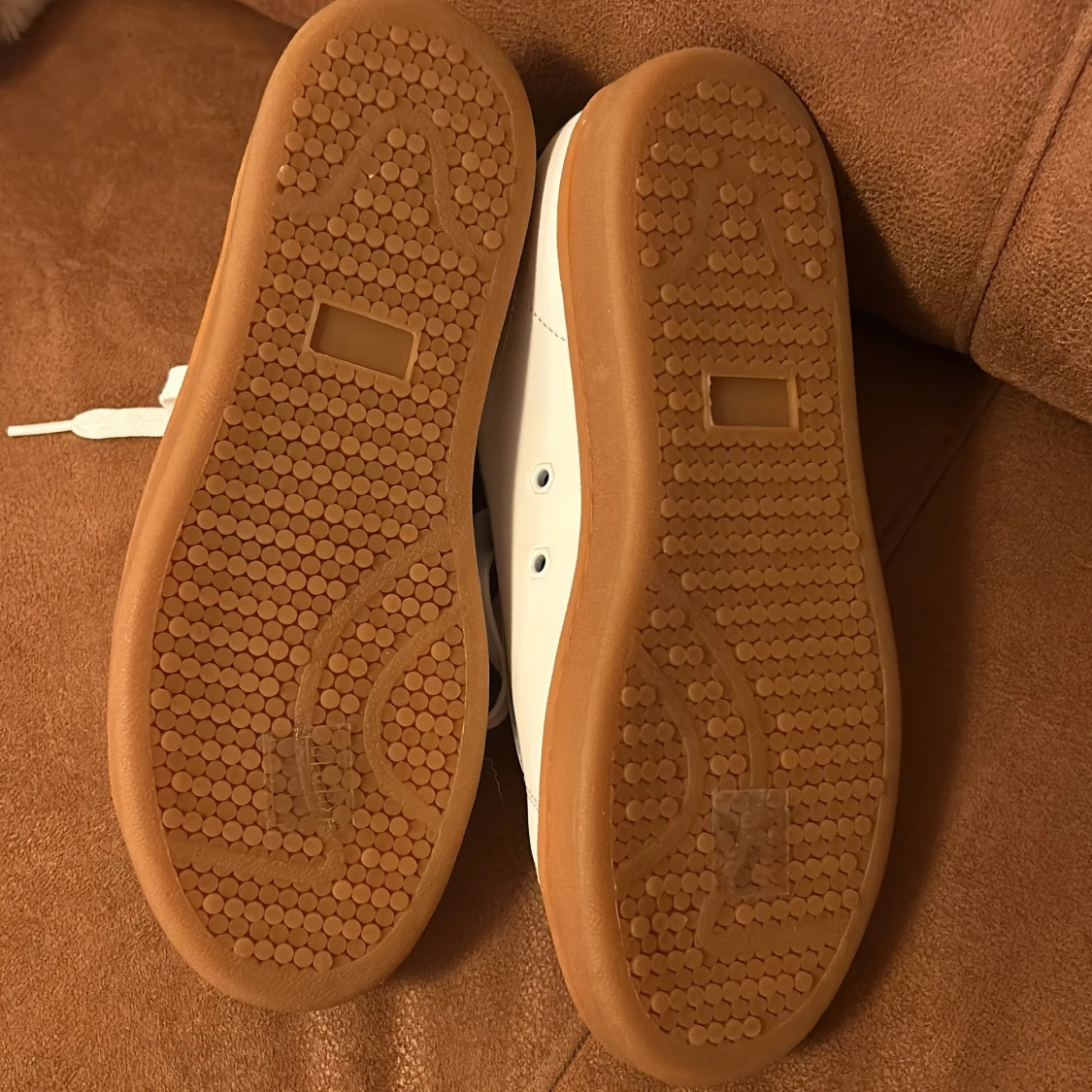 Helt nya vita sneakers från MOA  - 90