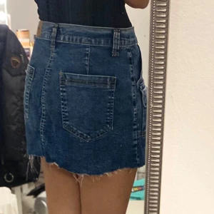 Jeanskjol - Den är storlek 34 för plus sized så ungefär L/XL