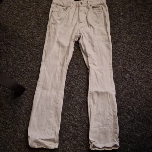 Snygga vita jeans - Vita slim fit jeans. Passar för S/M