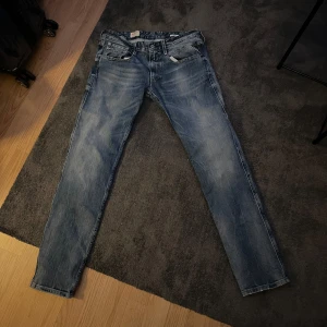 Blå jeans från Replay - Säljer dessa snygga blå jeans från Replay med en femficksdesign. Storlek W33 och L32. De är i ett mycket bra skick. Hör av er om ni undrar något.