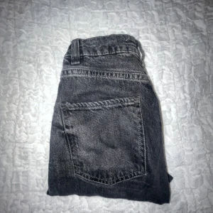 Svarta mom jeans - Svart/grå mom jeans från Zara. Säljs inte längre.  