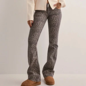  leopardmönstrade bootcut jeans - Snygga low waist jeans med leopardmönster och bootcut-stil. Dom är oandvända och pris lappen är kvar!  Säljer pga att de va för små och har råkat radera mejl så kan ej skicka tbk de. Original pris är 699 kr.