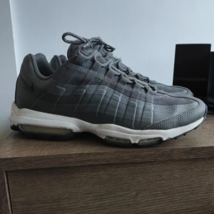 Grå Nike Air Max 95 sneakers  - Snygga grå Nike Air Max sneakers med snörning och en bekväm sula. Perfekta för en sportig look och vardagsbruk. Fick som present därmed ingen kvitto. Väldigt snygga 