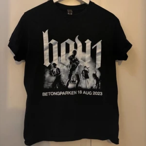 !SÖKER! - SÖKER denna tröja som såldes på hov1’s konsert 2023 betongparken, helst storlek M-L men S funkar också! Vill gärna att tröjan ska vara i bra skick! Hör gärna av er ifall ni har denna så diskuterar vi rimligt pris 🙏 jag säljer INTE utan SÖKER tröjan!