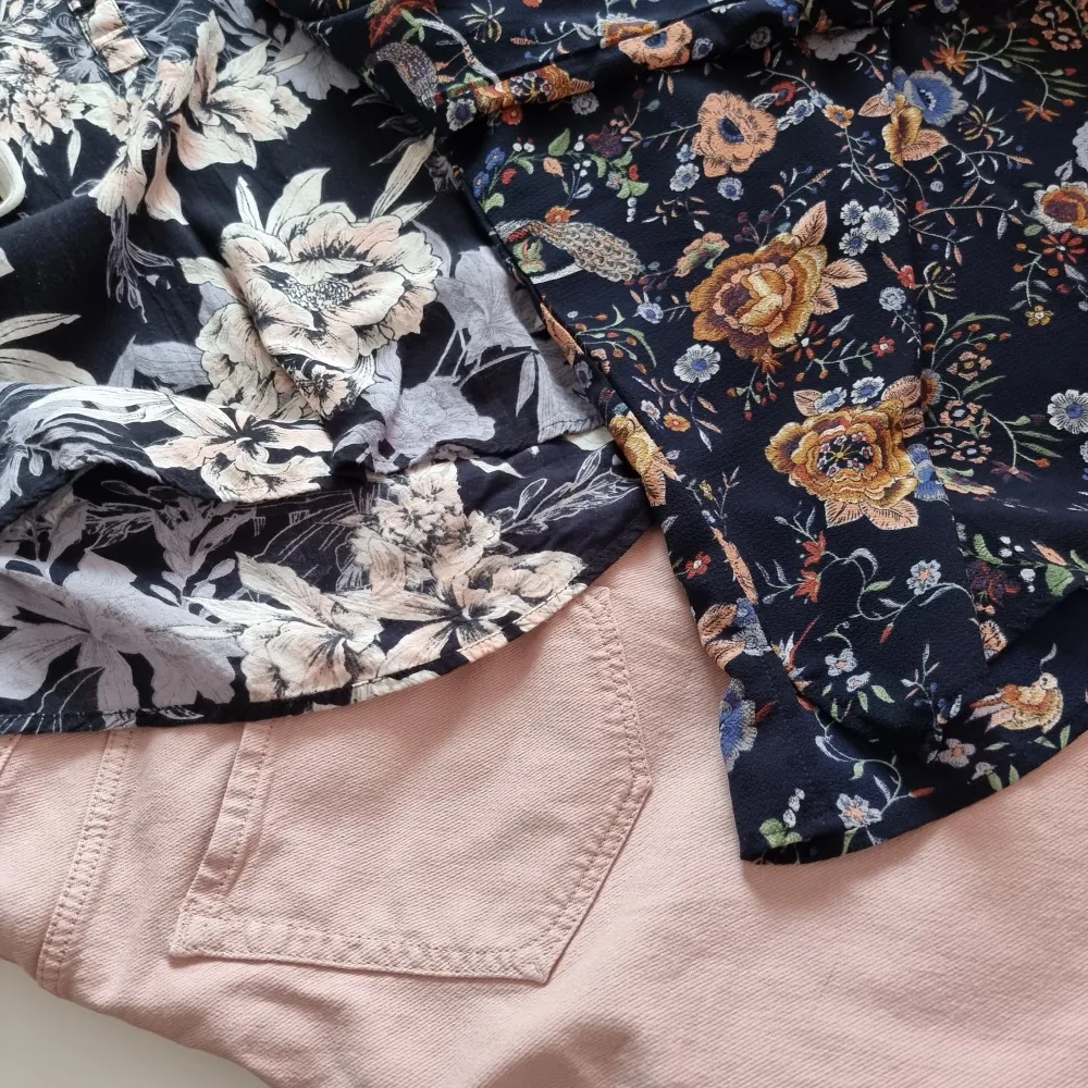 Blus i 100% skön viskositet. Raka ärmar som hissas upp med knapp eller vikas till 3/4 och hållas upp med hällan. Passar till Dobber jeans i annan annons. Frakt tillkommer men kan samfraktas.. Puserot.