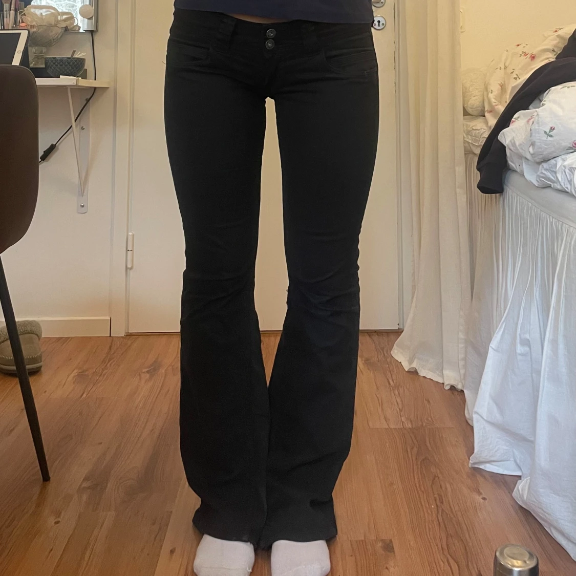 Svarta bootcut jeans