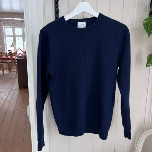  Mörkblå Kashmirtröja John Henric  - Säljer en mörkblå kashmirtröja från John Henric. Den är i 100% Kashmir. storleken är small. Nypris ligger på runt 2000kr. Nyskick utöver ett väldigt litet hål som man kan se på bild 5, hade faktiskt inte ens lagt märke till det förrän nu när jag skulle sälja den. Pris kan diskuteras!