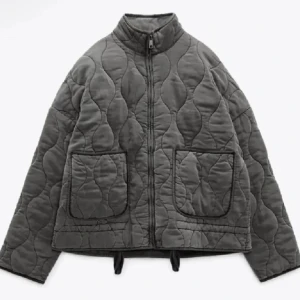 Quiltad jacka Zara - Säljer min gråa quiltade jacka från Zara då den ej kommer till användning längre!💗jackan har endast används 6 gånger