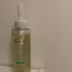 Make P:rem Cleansing Oil korean skincare - Make P:rem rengöringsolja för att skonsamt ta bort smink och pormaskar. Innehåller fröolja och är fuktgivande. Flaskan rymmer 210 ml och har en praktisk pump för enkel användning. Den va så skön påsk huden och man blir verkligen så len efter och alla pormaskar försvinner, anledning till vrf jag säljer den är för att den inte passade just min hudtyp, köpte för 260kr 
